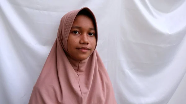 Asiática Musulmana Adolescente Niñas Con Plana Facial Expresiones — Foto de Stock