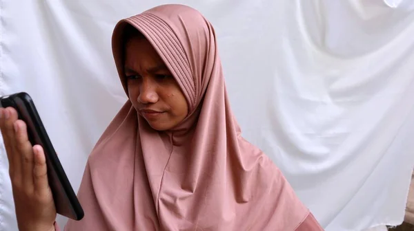 Wanita Muda Muslim Asia Yang Menggunakan Smartphone Untuk Membuat Panggilan — Stok Foto