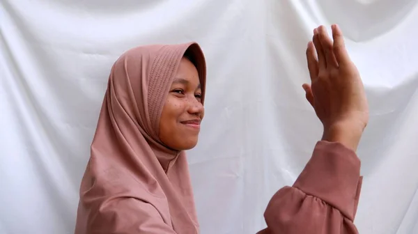 Портрет Молодых Азиатских Мусульманских Женщин Машущих Рукой — стоковое фото