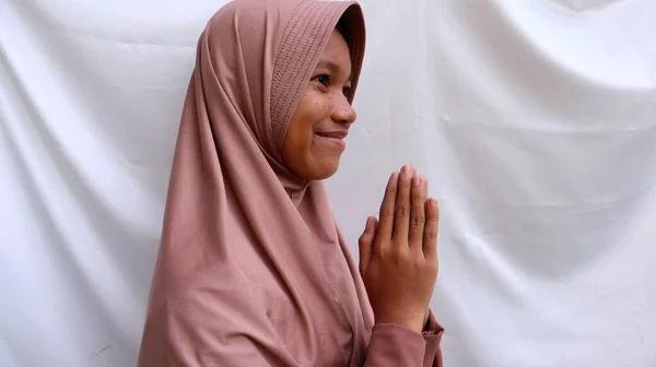 Asijská Muslimská Mládež Dvěma Rukama Sepjaté — Stock fotografie