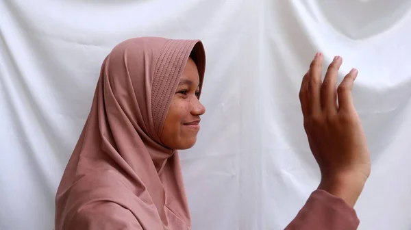 年轻的亚洲穆斯林妇女挥动的肖像 — 图库照片