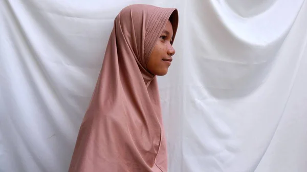 Retrato Mujeres Jóvenes Musulmanas Asiáticas Mirando Hacia Lado — Foto de Stock