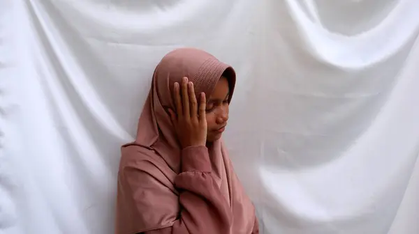 Asijské Dospívající Dívka Závratí Výraz Ruce Drží Hlavu — Stock fotografie