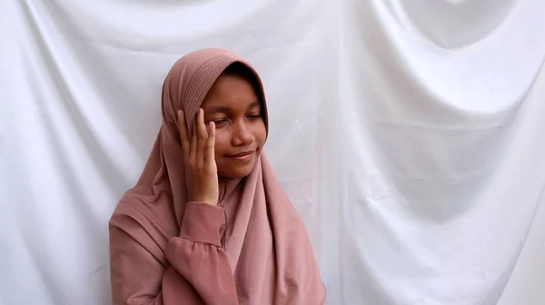 Asijské Dospívající Dívka Závratí Výraz Ruce Drží Hlavu — Stock fotografie