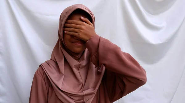 Retrato Joven Asiático Musulmán Chica Cubriendo Los Ojos Con Las — Foto de Stock