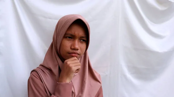 Retrato Jovens Mulheres Muçulmanas Asiáticas Pensando Tendo Uma Ideia Brilhante — Fotografia de Stock
