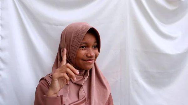 Портрет Молодых Азиатских Мусульманских Женщин Думающих Получивших Блестящую Идею — стоковое фото