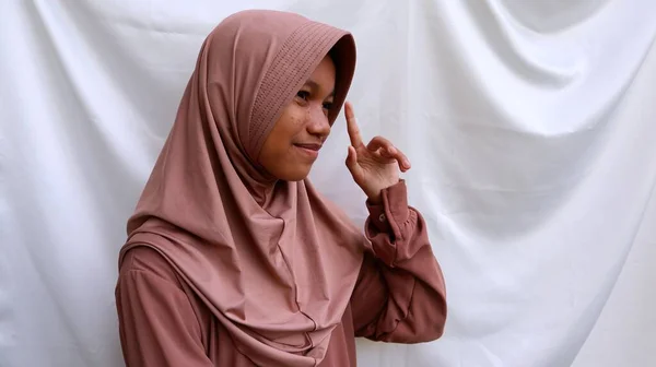 Portrait Young Asian Muslim Women Thinking Getting Brilliant Idea — Stock Photo, Image