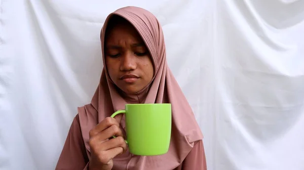 Muslim Asia Remaja Memegang Cangkir Plastik Ramadan Bulan Konsep — Stok Foto
