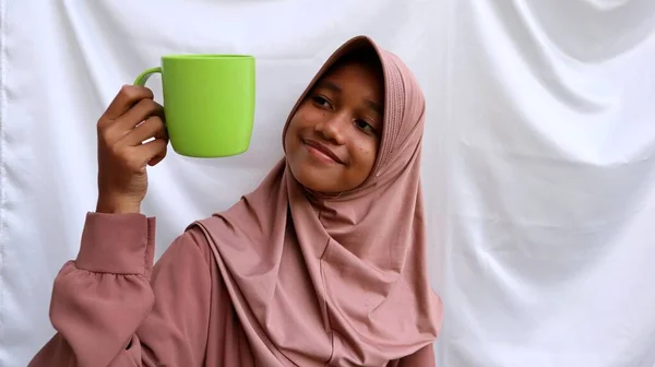 Азиатский Мусульманский Подросток Держит Пластиковую Чашку Рамадан Месяц Концепции — стоковое фото