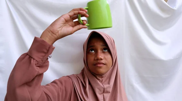 アジア系イスラム教徒の10代の若者がプラスチックカップラマダーンのコンセプトを持ち — ストック写真