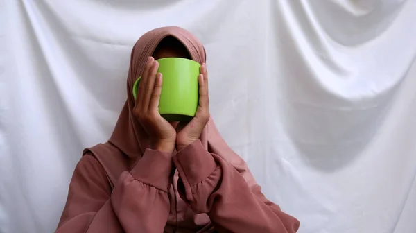 Asyalı Müslüman Ergen Elinde Plastik Bardak Tutuyor Ramazan Ayı Konsepti — Stok fotoğraf