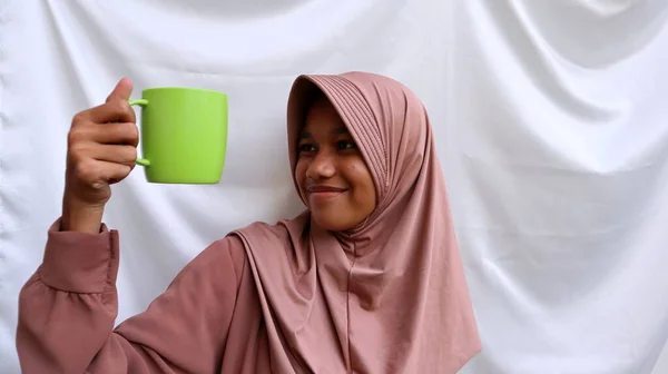 亚洲穆斯林少年 手持塑料杯 拉面月观念 — 图库照片