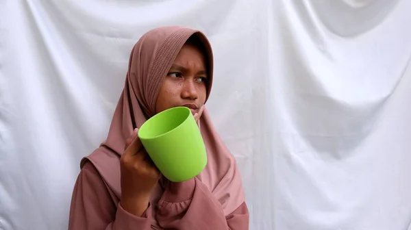 Азиатский Мусульманский Подросток Держит Пластиковую Чашку Рамадан Месяц Концепции — стоковое фото