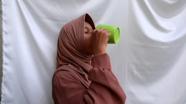 Asiático Muçulmano Adolescente Segurando Copo Plástico Ramadan Mês Conceito — Fotografia de Stock