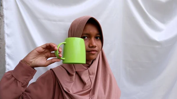Asijský Muslim Teenager Držení Plastový Pohár Ramadán Měsíc Koncept — Stock fotografie