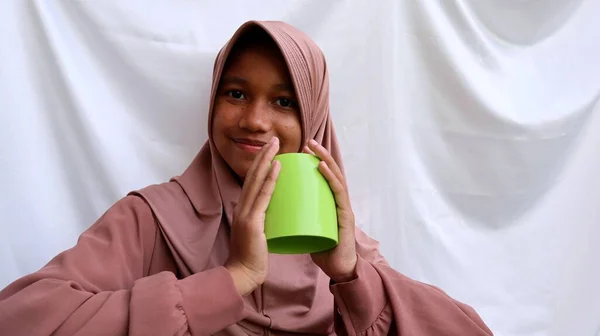 Asiático Muçulmano Adolescente Segurando Copo Plástico Ramadan Mês Conceito — Fotografia de Stock