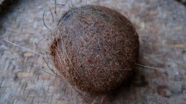 Hindistan cevizi meyvesi derisinden dokuma bambu hasırı ile soyulmuş.