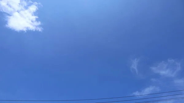 Небо Ярко Голубое Второй Половине Дня — стоковое фото