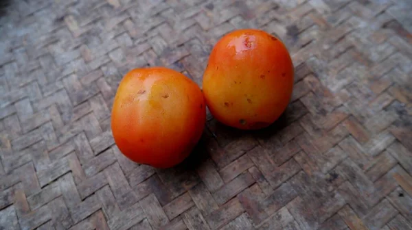 Frische Tomaten Auf Einzigartigem Bambus Hintergrund — Stockfoto