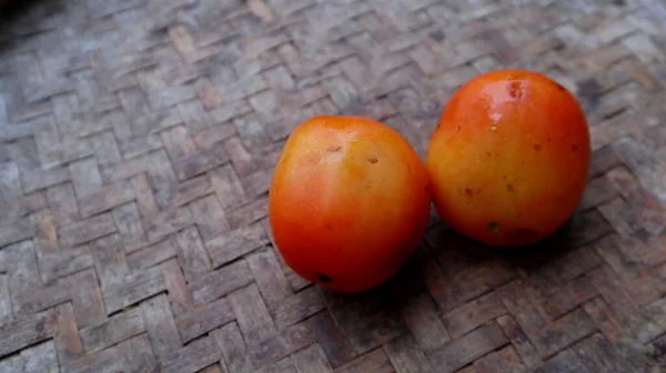 在独特的竹制背景上的新鲜西红柿 — 图库照片