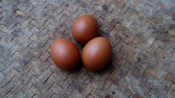 Курячі Яйця Тканих Бамбукових Килимках — стокове фото