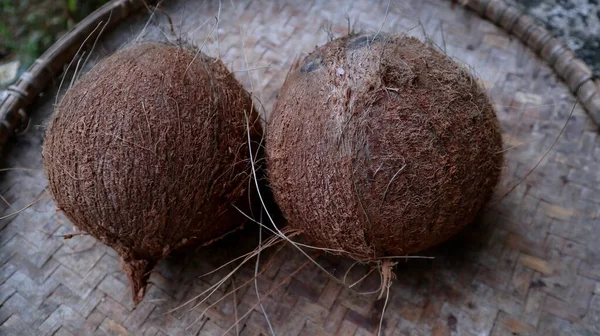 Fruta Coco Que Foi Descascada Sua Pele Com Uma Esteira — Fotografia de Stock