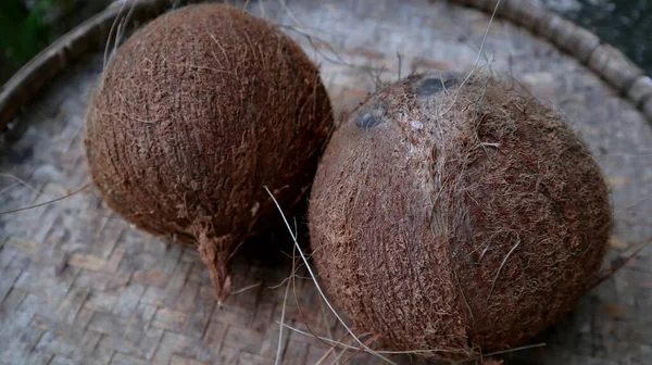 椰子果 用竹子编织成的垫子剥皮后制成 — 图库照片