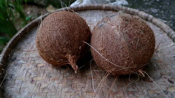 Kokosfrucht Die Mit Einer Matte Aus Geflochtenem Bambus Von Ihrer — Stockfoto
