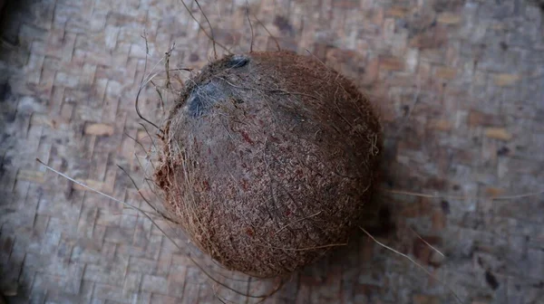 Kokosové Ovoce Které Bylo Oloupané Slupky Rohožkou Tkaného Bambusu — Stock fotografie