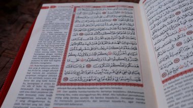 Kutsal Kur 'an, kutsal Kur' an 'ın ayetlerini gösteriyor.