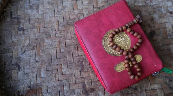 Kutsal Kur Resmi Örülmüş Bambudan Bir Hasırın Üzerindeki Tasbih — Stok fotoğraf