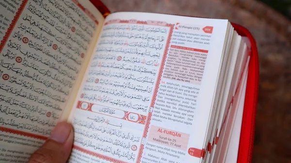 Quran Suci Yang Terbuka Menunjukkan Ayat Ayat Quran Suci — Stok Foto