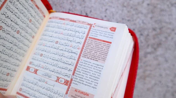 Otevřený Svatý Quran Ukazuje Verše Svatého Qurana — Stock fotografie