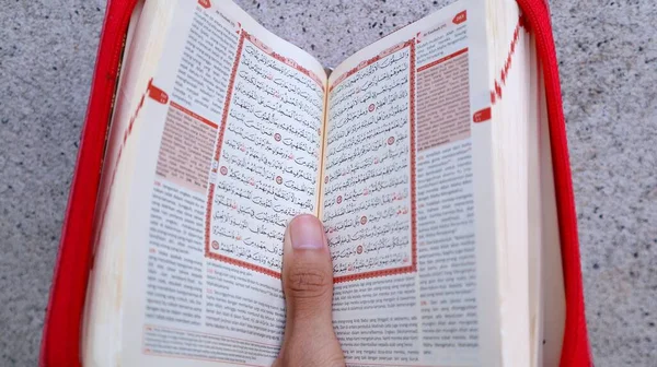 Quran Suci Yang Terbuka Menunjukkan Ayat Ayat Quran Suci — Stok Foto