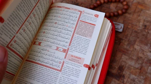Megnyitott Szent Korán Megmutatja Verseket Szent Korán — Stock Fotó