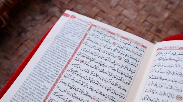 Sagrado Quran Abierto Muestra Los Versos Del Sagrado Quran —  Fotos de Stock