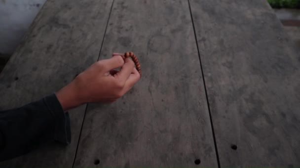 Молодые Азиатские Женщины Мусульмане Используют Тасби Память Молитве — стоковое видео