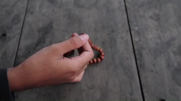 Aziatische Moslim Jonge Vrouwen Gebruiken Tasbih Voor Herinnering Gebed — Stockvideo