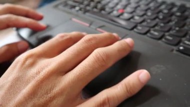 Bir adamın dizüstü bilgisayar, iş konsepti, dizüstü bilgisayarla çalışma konsepti