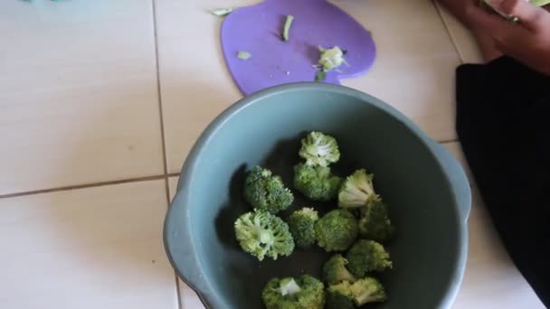 Asiática Adolescente Chica Chopping Brócoli Tabla Cortar Usando Cuchillo — Vídeo de stock