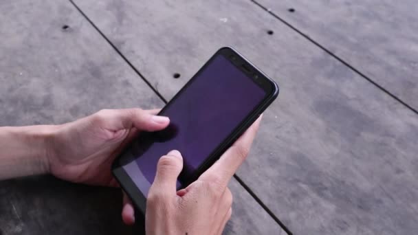 Asyalı Adam Akıllı Telefonunda Araklıyor Daktilo Ediyor Kaydırıyor — Stok video