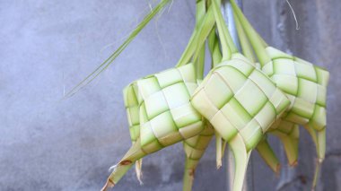 Ketupat ya da pirinç köftesi, festival sezonunda yerel bir lezzettir. Ketupat, pilav pişirmek için taze hindistan cevizi yapraklarından yapılan doğal pirinç kabı.