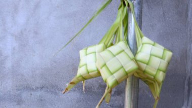 Ketupat ya da pirinç köftesi, festival sezonunda yerel bir lezzettir. Ketupat, pilav pişirmek için taze hindistan cevizi yapraklarından yapılan doğal pirinç kabı.