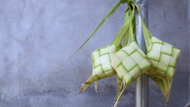 Ketupat ya da pirinç köftesi, festival sezonunda yerel bir lezzettir. Ketupat, pilav pişirmek için taze hindistan cevizi yapraklarından yapılan doğal pirinç kabı.