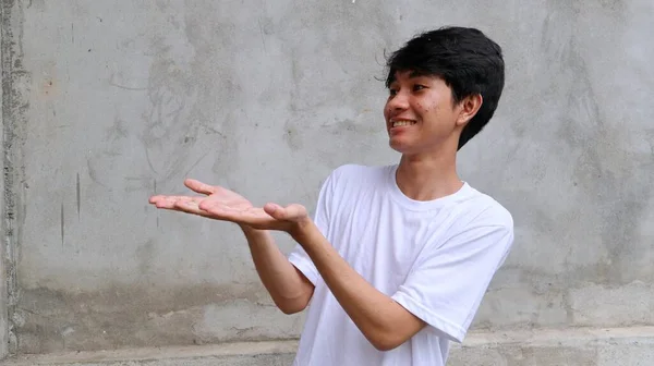 Heyecanlı Asyalı Adam Boş Alanı Işaret Ediyor — Stok fotoğraf