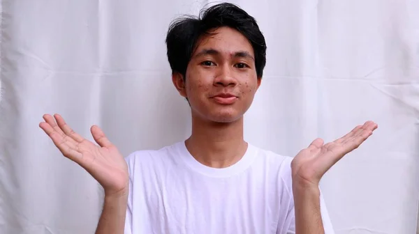 Asiatischer Mann Lächelt Schüchtern Mit Beiden Erhobenen Händen Und Weit — Stockfoto