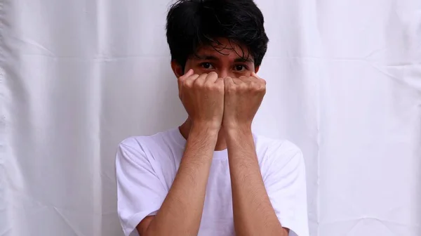 Pria Asia Dengan Kaos Putih Menutupi Wajahnya Dengan Tangannya — Stok Foto