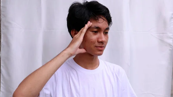Asiatisk Man Som Håller Huvudet Och Ler — Stockfoto