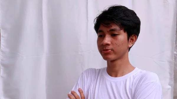 Pria Asia Dengan Kaos Putih Dengan Ekspresi Datar — Stok Foto